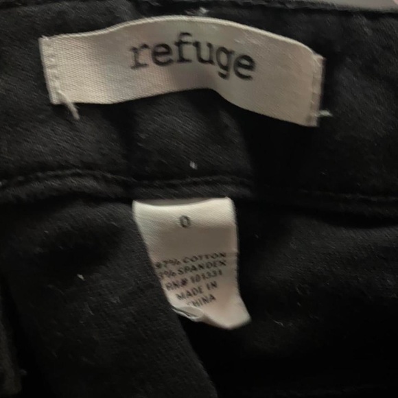 REFUGE BLACK SHORTS, CUTE STAR BEDAZZLE 🌟 - Picture 3 of 3